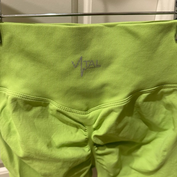 Pinnacle 4" Scrunch Butt Short - Spring Green - Picture 3 of 3